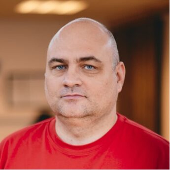 Filip Konradsen er ansatt hos Fossedal Trafikkskule AS